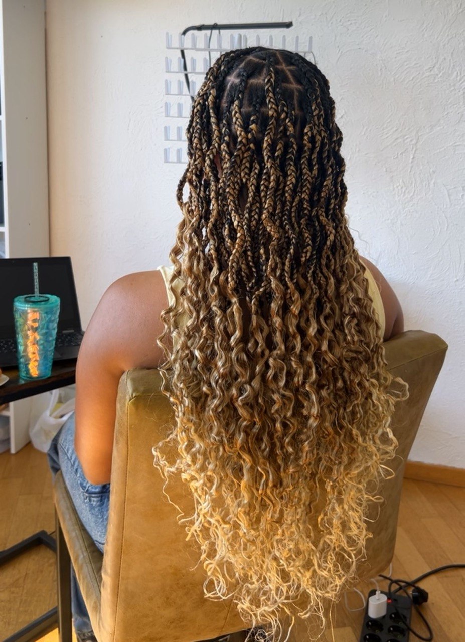 Braids classiques ou avec ondulations ( le prix peut varier en fonction de la longueur et de la grosseur).
