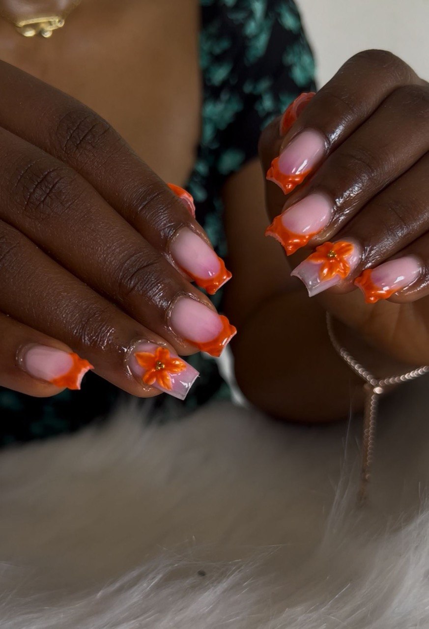 Manucure avec décoration florale orange